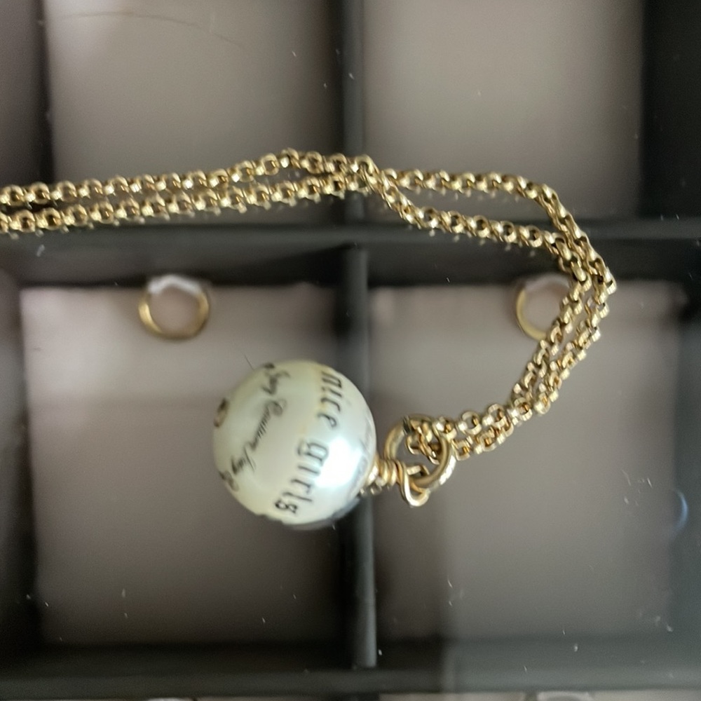 JUICY COUTURE Pearl Necklace EUC like new